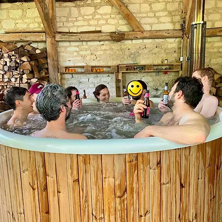 Maison De 4 Avec Piscine Partagee Jacuzzi Et Terrasse A بيت للعطل
